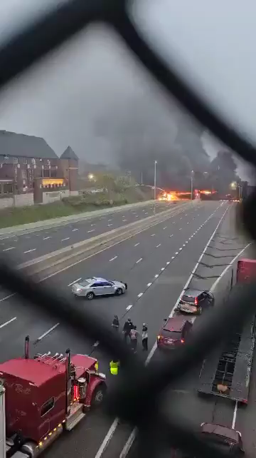 Inferno in autostrada, cisterna si ribalta ed esplode: palla di fuoco in cielo