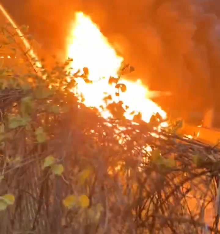 Infierno en la autopista, el camión cisterna vuelca y explota: bola de fuego en el cielo