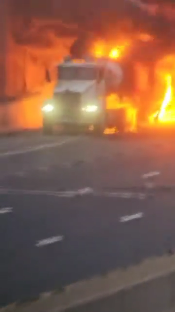 Inferno in autostrada, cisterna si ribalta ed esplode: palla di fuoco in cielo