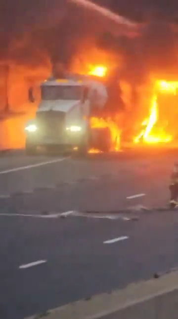 Infierno en la autopista, el camión cisterna vuelca y explota: bola de fuego en el cielo