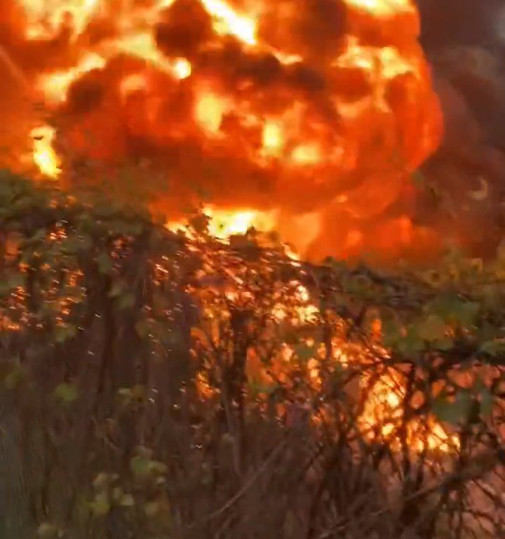 Inferno in autostrada, cisterna si ribalta ed esplode: palla di fuoco in cielo