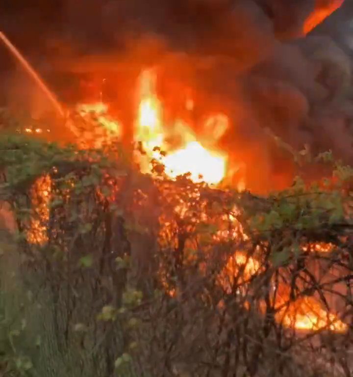 Infierno en la autopista, el camión cisterna vuelca y explota: bola de fuego en el cielo