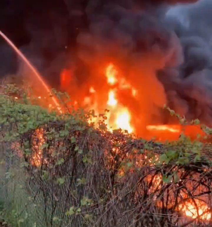 Inferno in autostrada, cisterna si ribalta ed esplode: palla di fuoco in cielo