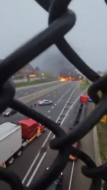 Infierno en la autopista, el camión cisterna vuelca y explota: bola de fuego en el cielo