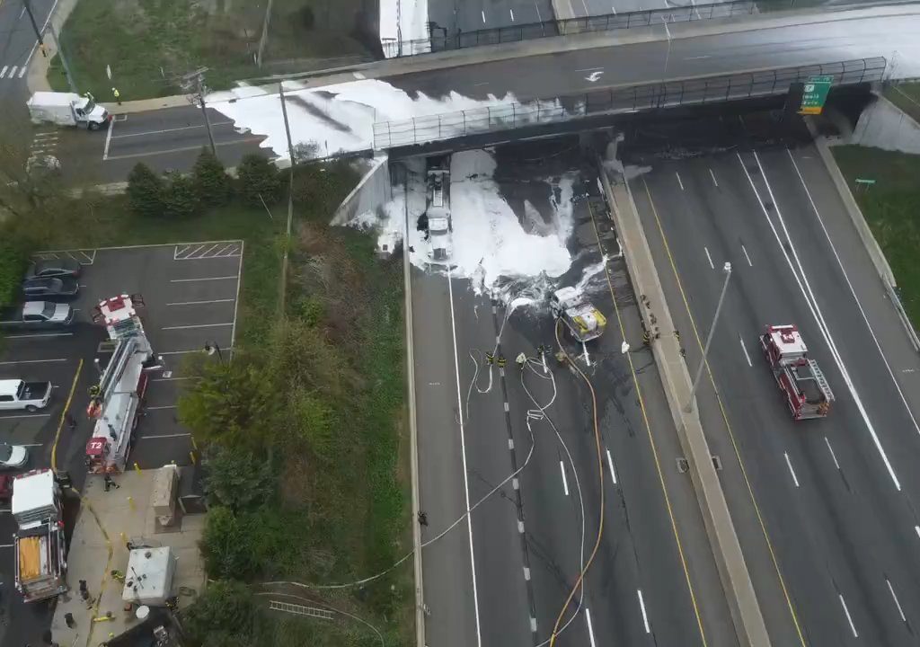 Infierno en la autopista, el camión cisterna vuelca y explota: bola de fuego en el cielo