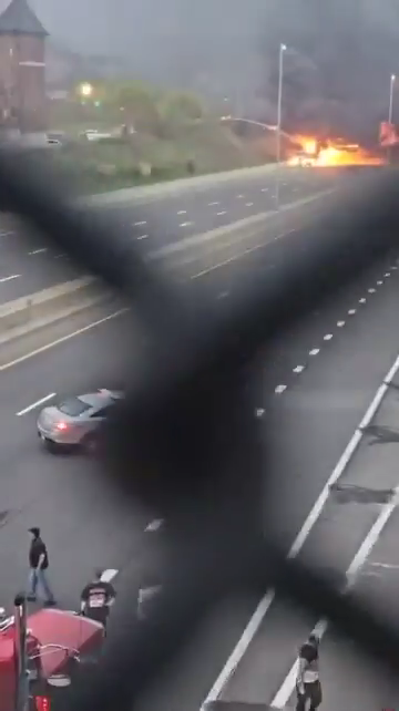 Inferno in autostrada, cisterna si ribalta ed esplode: palla di fuoco in cielo