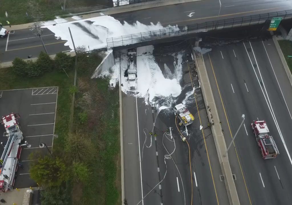 Infierno en la autopista, el camión cisterna vuelca y explota: bola de fuego en el cielo