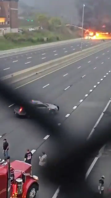 Inferno in autostrada, cisterna si ribalta ed esplode: palla di fuoco in cielo