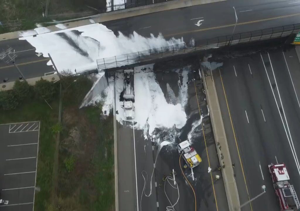 Inferno in autostrada, cisterna si ribalta ed esplode: palla di fuoco in cielo