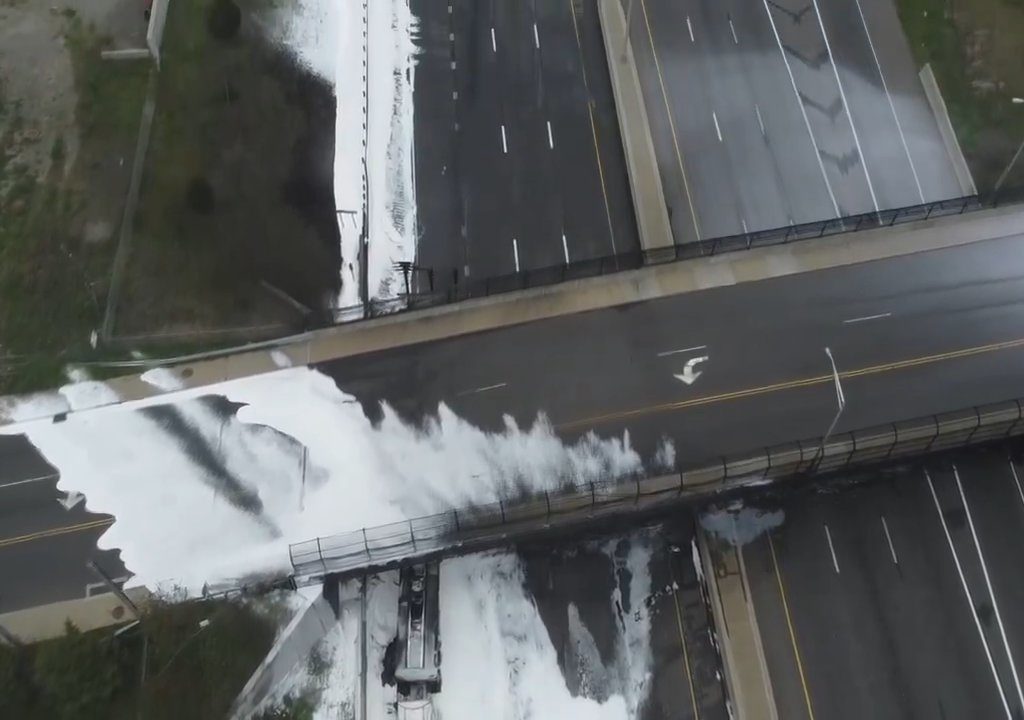 Infierno en la autopista, el camión cisterna vuelca y explota: bola de fuego en el cielo