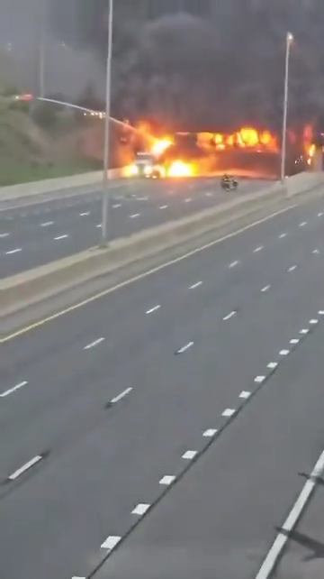 Infierno en la autopista, el camión cisterna vuelca y explota: bola de fuego en el cielo