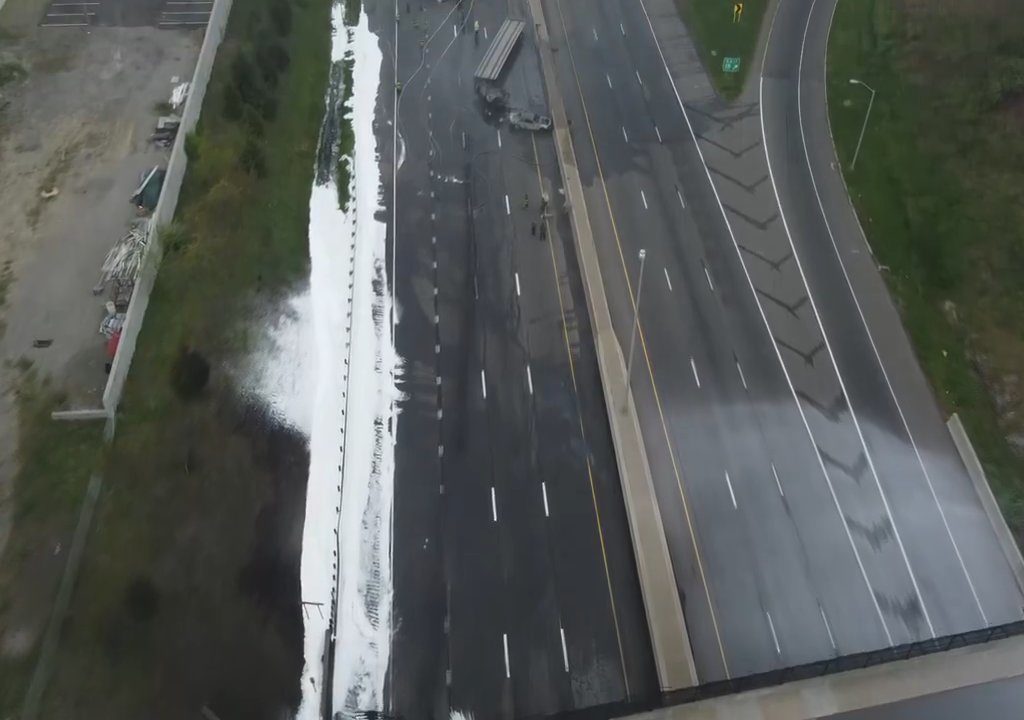 Inferno in autostrada, cisterna si ribalta ed esplode: palla di fuoco in cielo