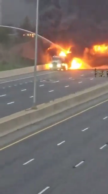 Inferno in autostrada, cisterna si ribalta ed esplode: palla di fuoco in cielo