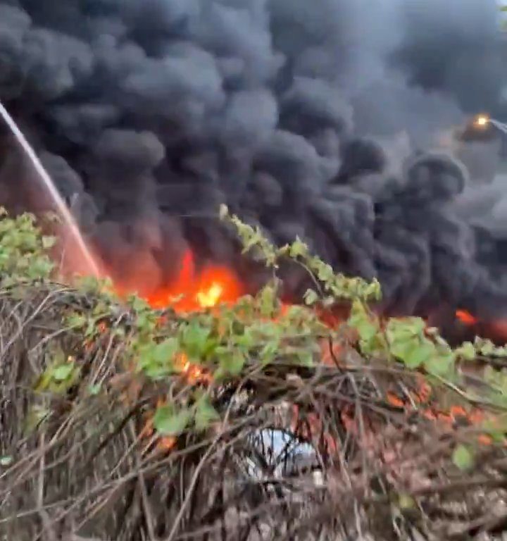 Infierno en la autopista, el camión cisterna vuelca y explota: bola de fuego en el cielo