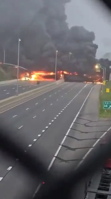 Inferno in autostrada, cisterna si ribalta ed esplode: palla di fuoco in cielo