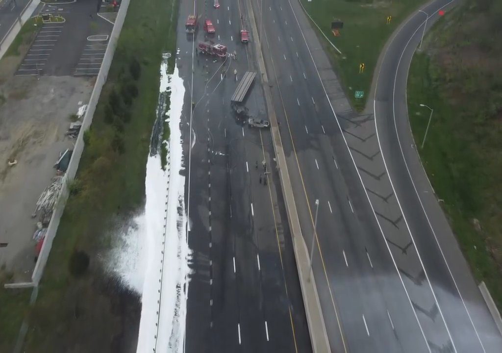 Infierno en la autopista, el camión cisterna vuelca y explota: bola de fuego en el cielo