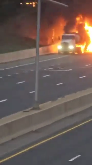 Inferno in autostrada, cisterna si ribalta ed esplode: palla di fuoco in cielo