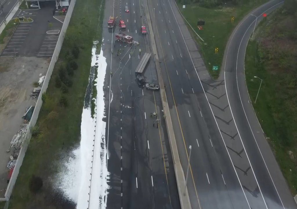 Infierno en la autopista, el camión cisterna vuelca y explota: bola de fuego en el cielo