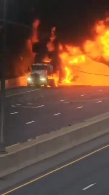 Infierno en la autopista, el camión cisterna vuelca y explota: bola de fuego en el cielo