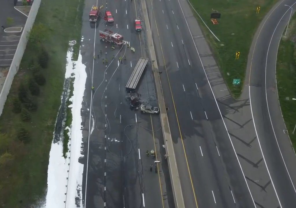 Inferno in autostrada, cisterna si ribalta ed esplode: palla di fuoco in cielo