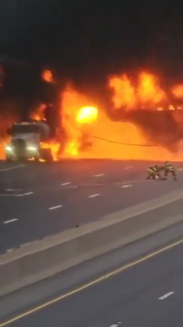 Inferno in autostrada, cisterna si ribalta ed esplode: palla di fuoco in cielo