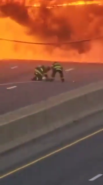 Infierno en la autopista, el camión cisterna vuelca y explota: bola de fuego en el cielo