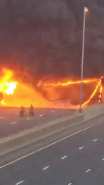 Inferno in autostrada, cisterna si ribalta ed esplode: palla di fuoco in cielo