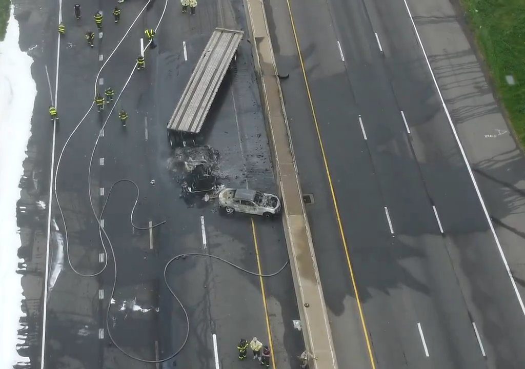 Infierno en la autopista, el camión cisterna vuelca y explota: bola de fuego en el cielo