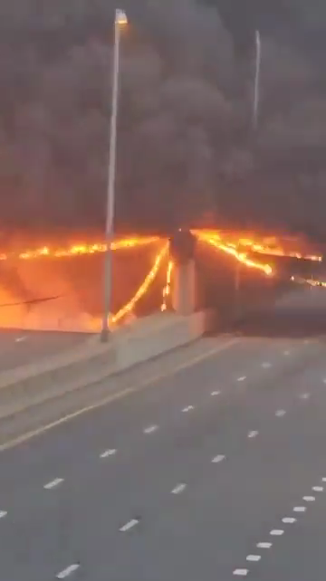 Infierno en la autopista, el camión cisterna vuelca y explota: bola de fuego en el cielo