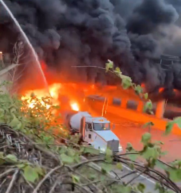 Inferno in autostrada, cisterna si ribalta ed esplode: palla di fuoco in cielo