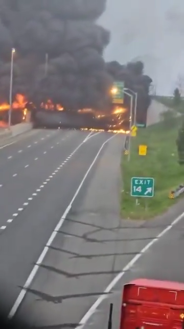 Infierno en la autopista, el camión cisterna vuelca y explota: bola de fuego en el cielo