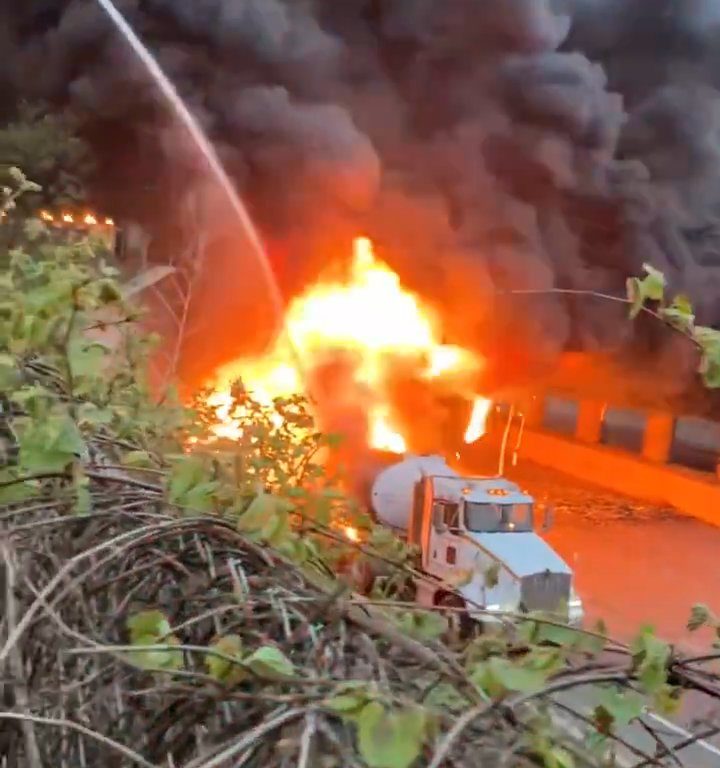 Infierno en la autopista, el camión cisterna vuelca y explota: bola de fuego en el cielo