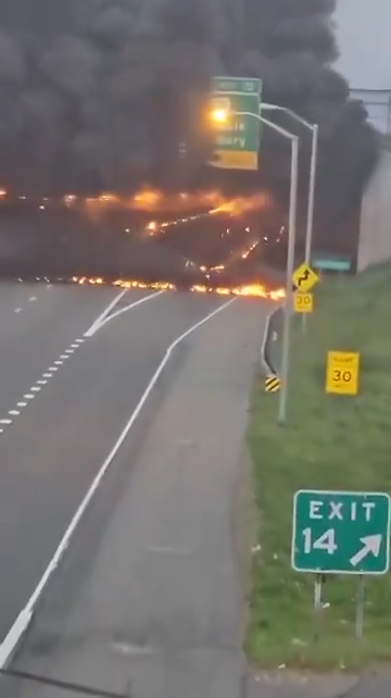 Infierno en la autopista, el camión cisterna vuelca y explota: bola de fuego en el cielo