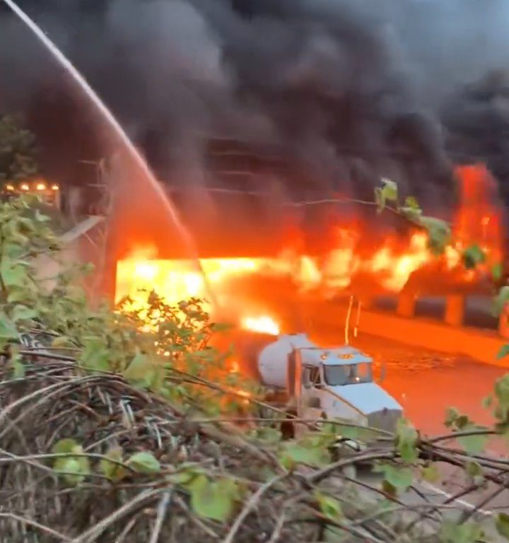 Infierno en la autopista, el camión cisterna vuelca y explota: bola de fuego en el cielo