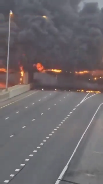 Inferno in autostrada, cisterna si ribalta ed esplode: palla di fuoco in cielo