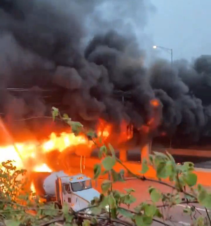 Infierno en la autopista, el camión cisterna vuelca y explota: bola de fuego en el cielo