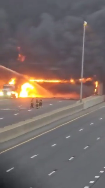 Inferno in autostrada, cisterna si ribalta ed esplode: palla di fuoco in cielo