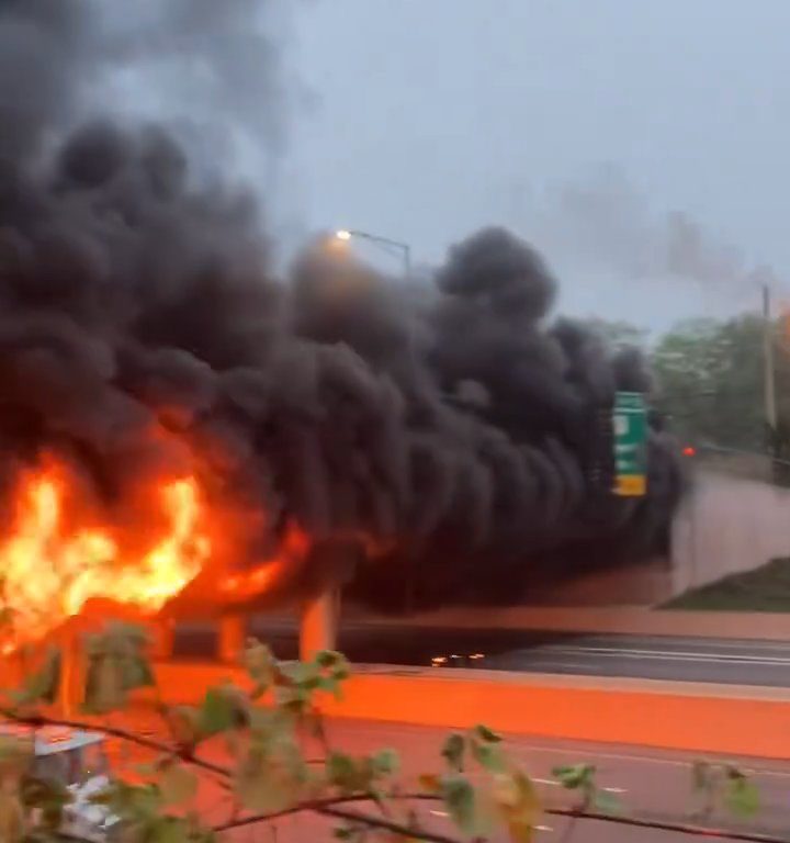 Inferno in autostrada, cisterna si ribalta ed esplode: palla di fuoco in cielo