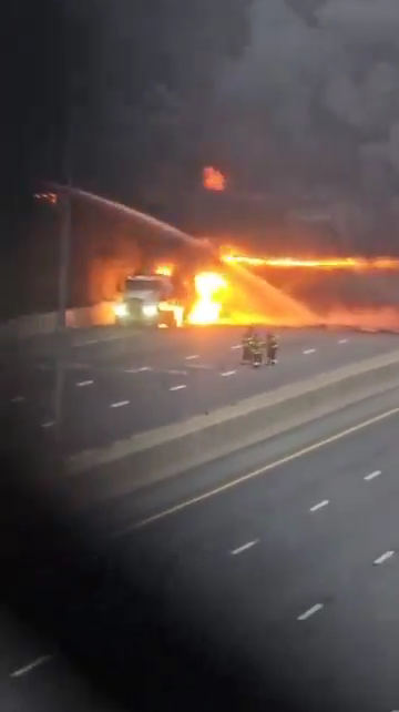 Infierno en la autopista, el camión cisterna vuelca y explota: bola de fuego en el cielo