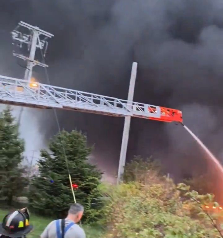 Infierno en la autopista, el camión cisterna vuelca y explota: bola de fuego en el cielo