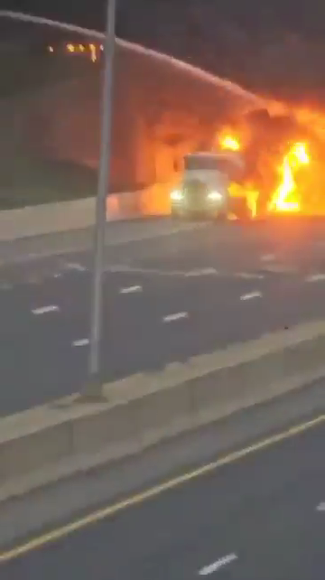 Inferno in autostrada, cisterna si ribalta ed esplode: palla di fuoco in cielo