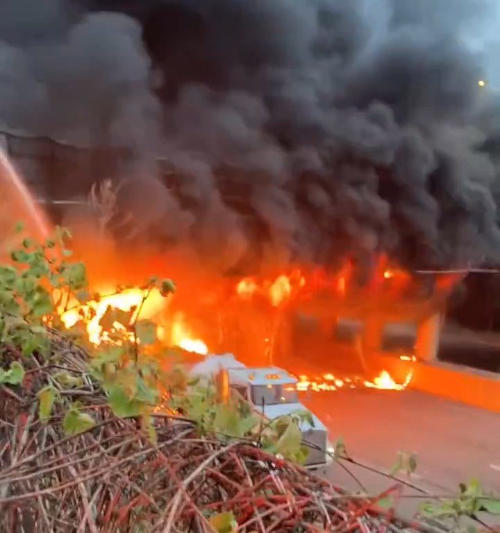 Infierno en la autopista, el camión cisterna vuelca y explota: bola de fuego en el cielo