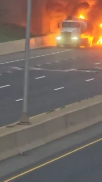 Infierno en la autopista, el camión cisterna vuelca y explota: bola de fuego en el cielo