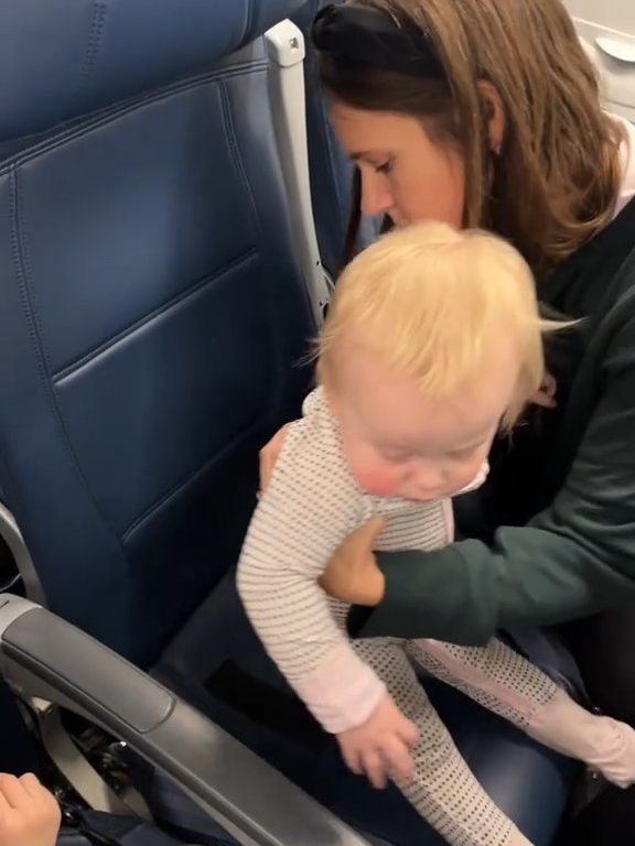 Madre pega con velcro a recién nacido al asiento del avión: críticas y aplausos