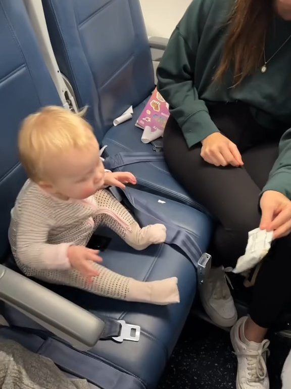 Madre pega con velcro a recién nacido al asiento del avión: críticas y aplausos