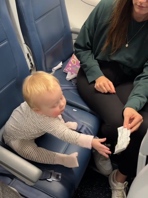 Madre pega con velcro a recién nacido al asiento del avión: críticas y aplausos