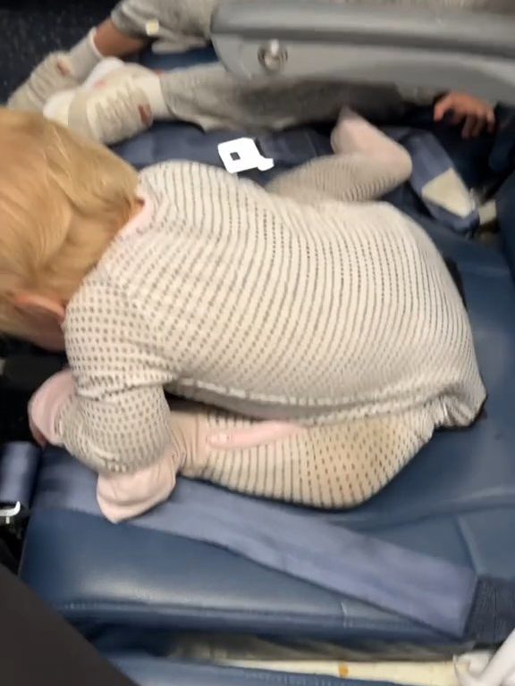 Madre pega con velcro a recién nacido al asiento del avión: críticas y aplausos