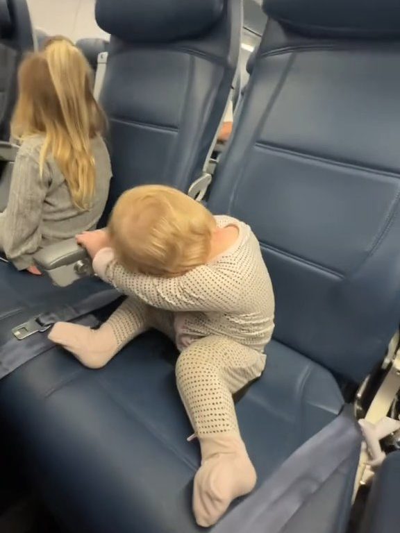 Madre pega con velcro a recién nacido al asiento del avión: críticas y aplausos