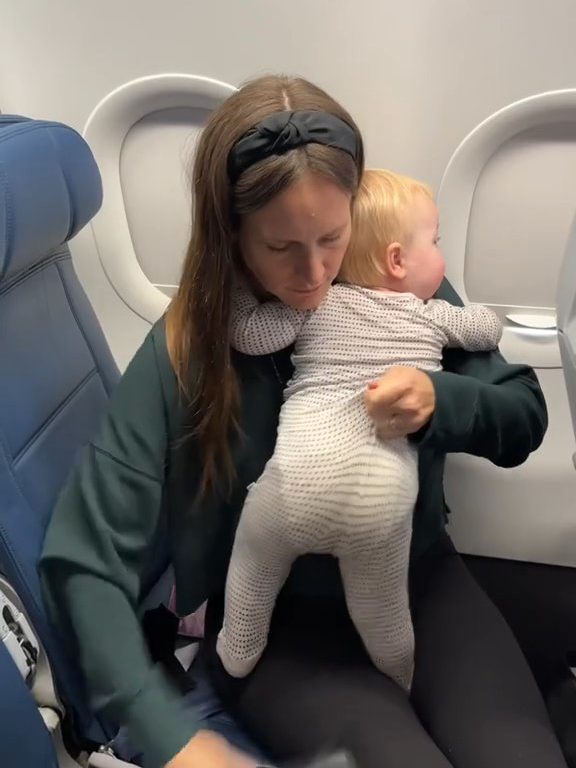 Madre pega con velcro a recién nacido al asiento del avión: críticas y aplausos