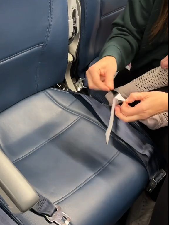 Madre pega con velcro a recién nacido al asiento del avión: críticas y aplausos